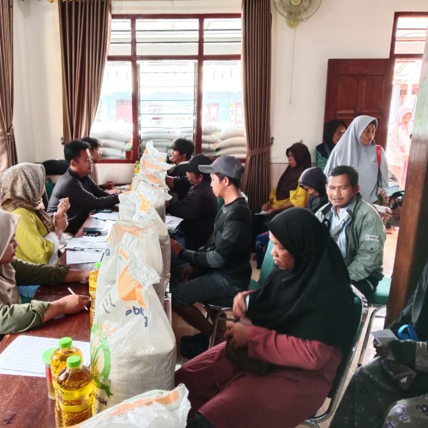 Pembagian Beras Bulog dan Minyak Goreng Berjalan Kondusif